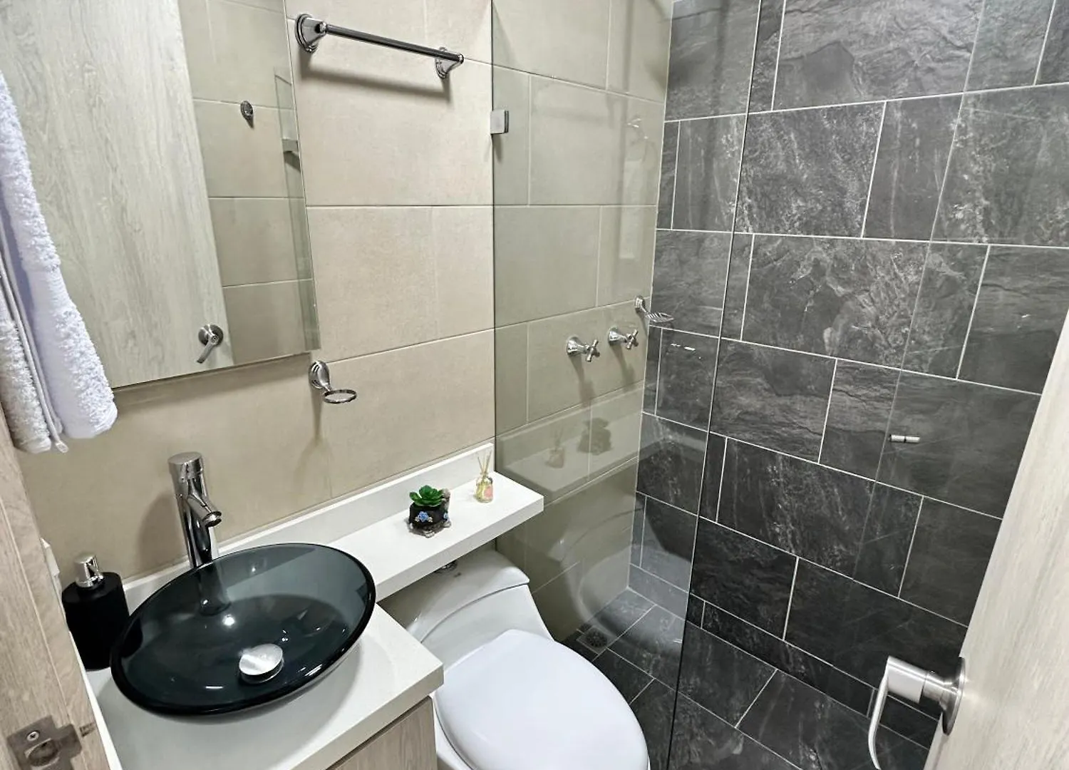 Apartamento En Laureles Cerca A La 70 Y Estadio - 702 Medellín