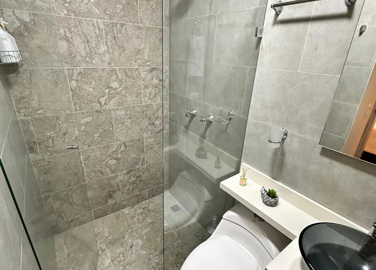 Apartamento En Laureles Cerca A La 70 Y Estadio - 702 Medellín